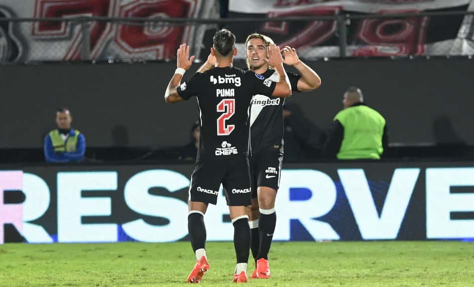 Spinelli e Pumita se cumprimentam em comemoração a gol do Vasco contra o Olimpia pela Sul-Americana