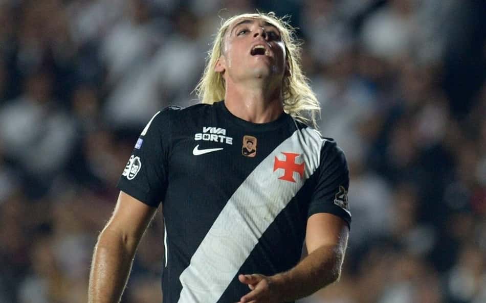 Spinelli se lamenta durante jogo entre Vasco e Bragantino pelo Brasileirão