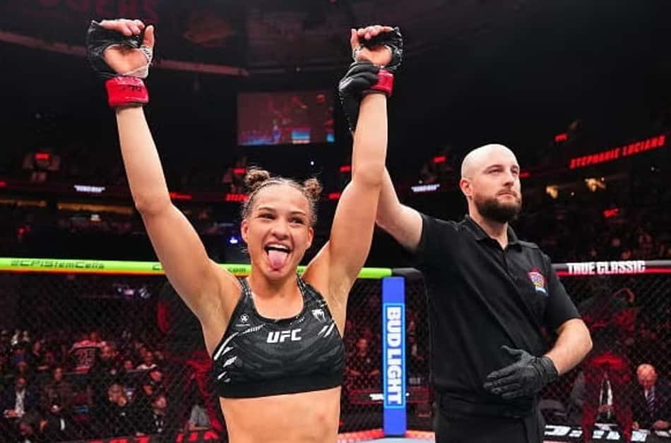Stephanie Luciano comemora uma das vitórias no UFC