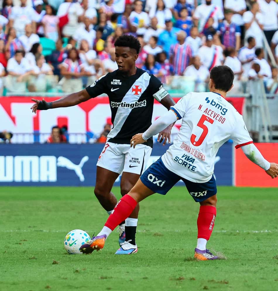 Thiago Mendes na partida entre Vasco e Bahia 