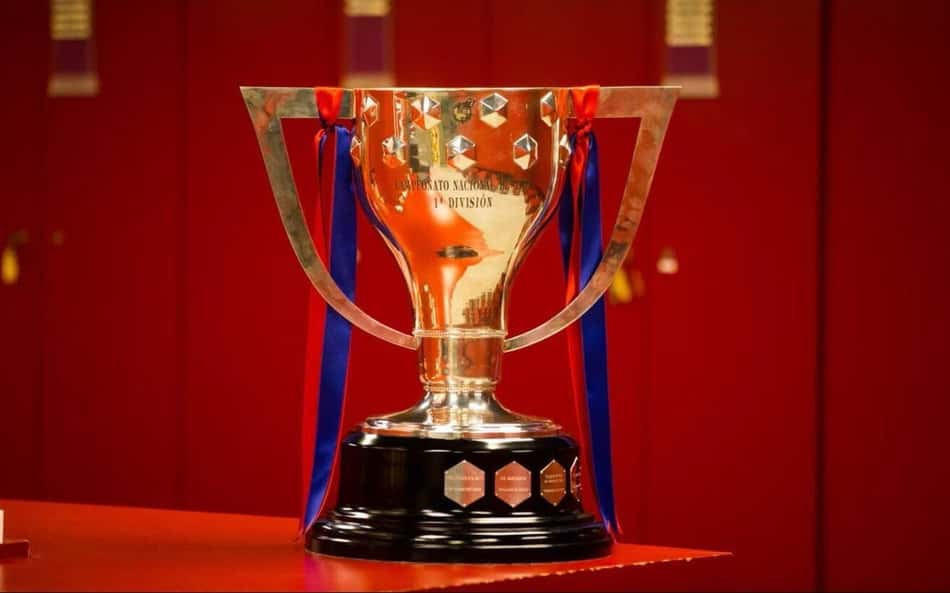 Taça da La Liga com fitas das cores do Barcelona