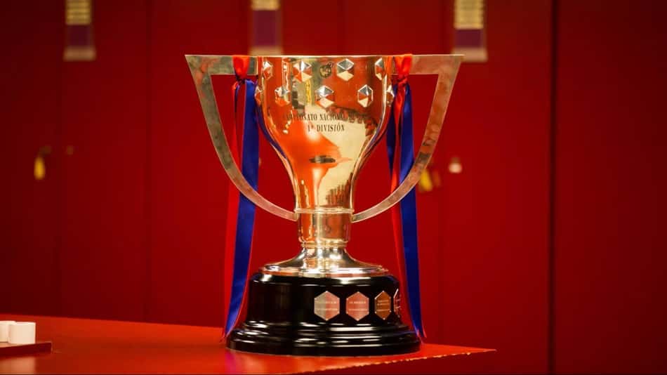 Taça da La Liga com fitas das cores do Barcelona