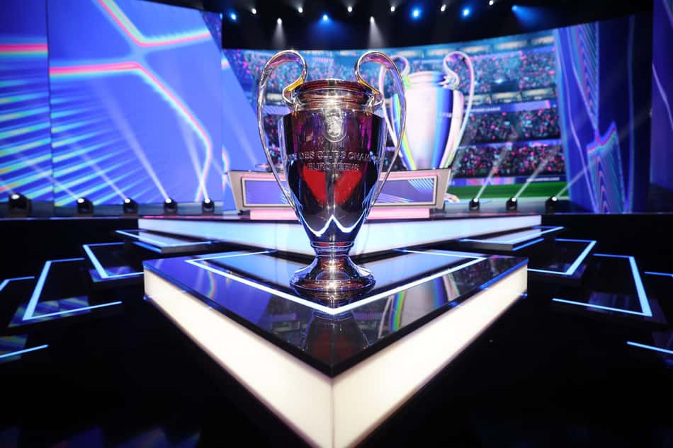 Taça da Champions League exposta no sorteio dos confrontos