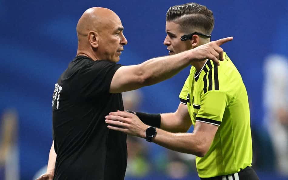 Técnico de Seleção na Copa desmaia em briga de esposa e ex