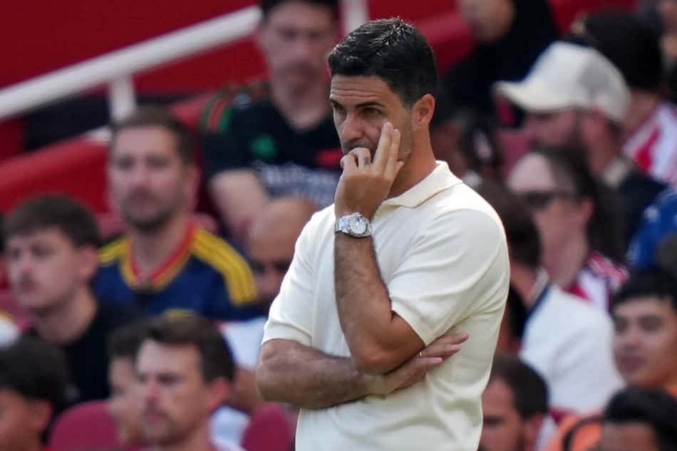 Técnico do Arsenal, Mikel Arteta observa amistoso contra o Dortmund
