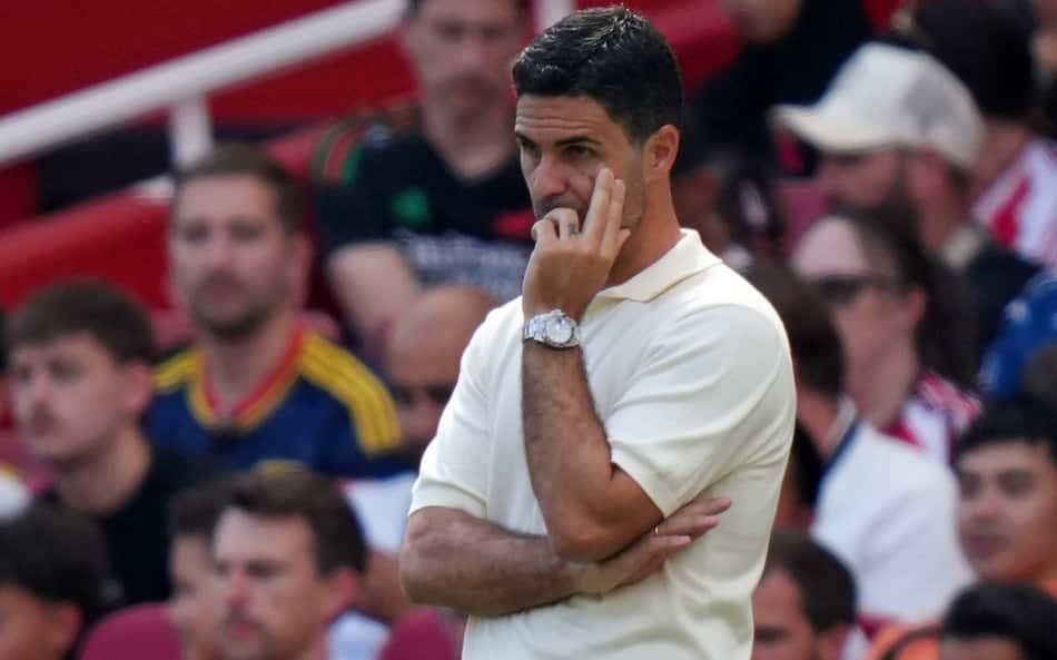 Técnico do Arsenal, Mikel Arteta observa amistoso contra o Dortmund