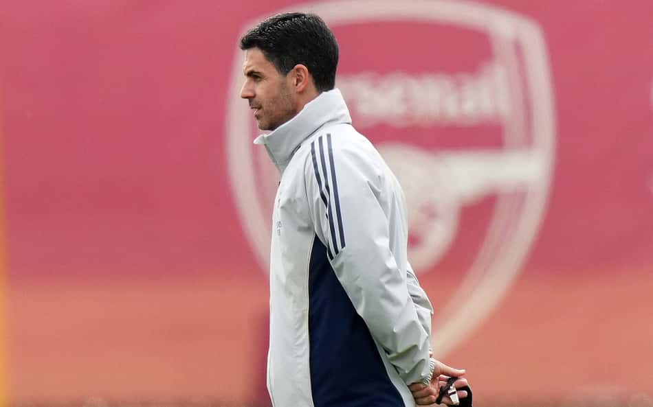 Técnico do Arsenal, Mikel Arteta observa treino do clube inglês