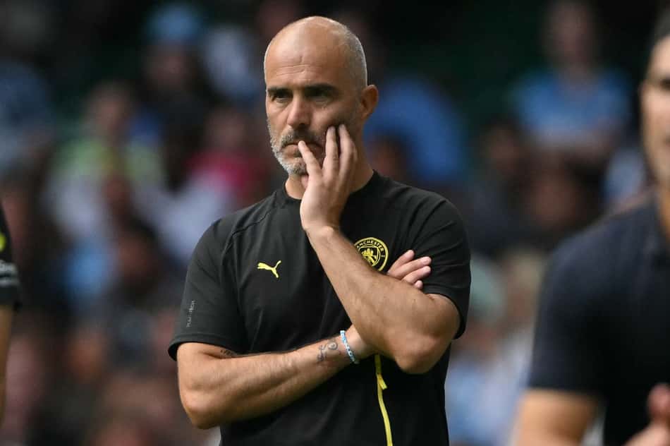 Técnico do Manchester City, Enzo Maresca observa jogo contra o Arsenal, pela Supercopa da Inglaterra
