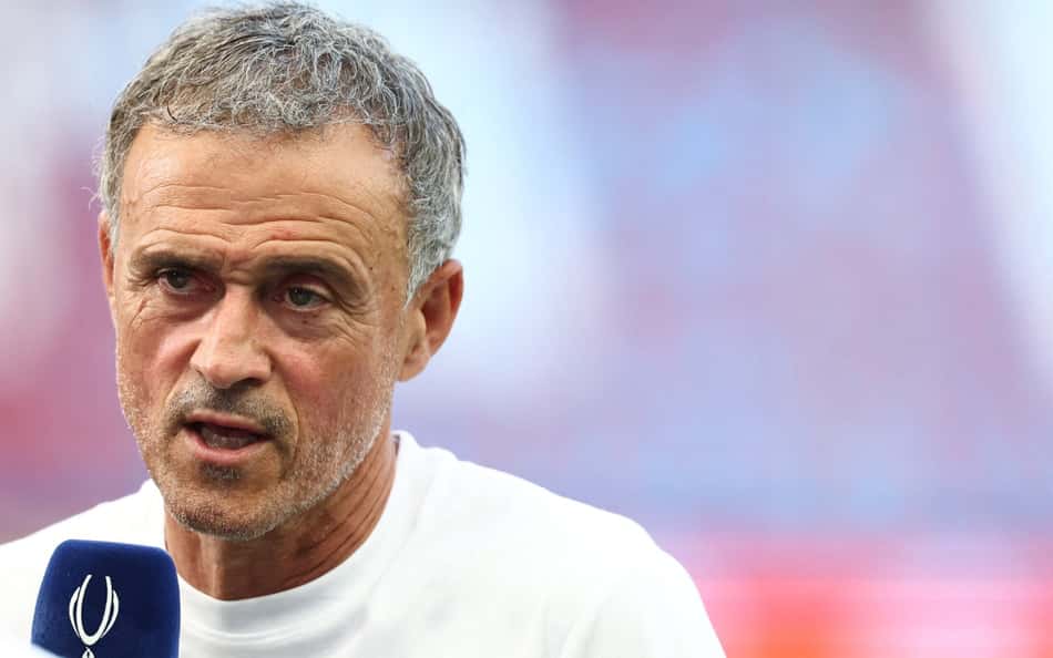 Técnico do PSG, Luis Enrique fala em entrevista antes da final da Supercopa da Europa