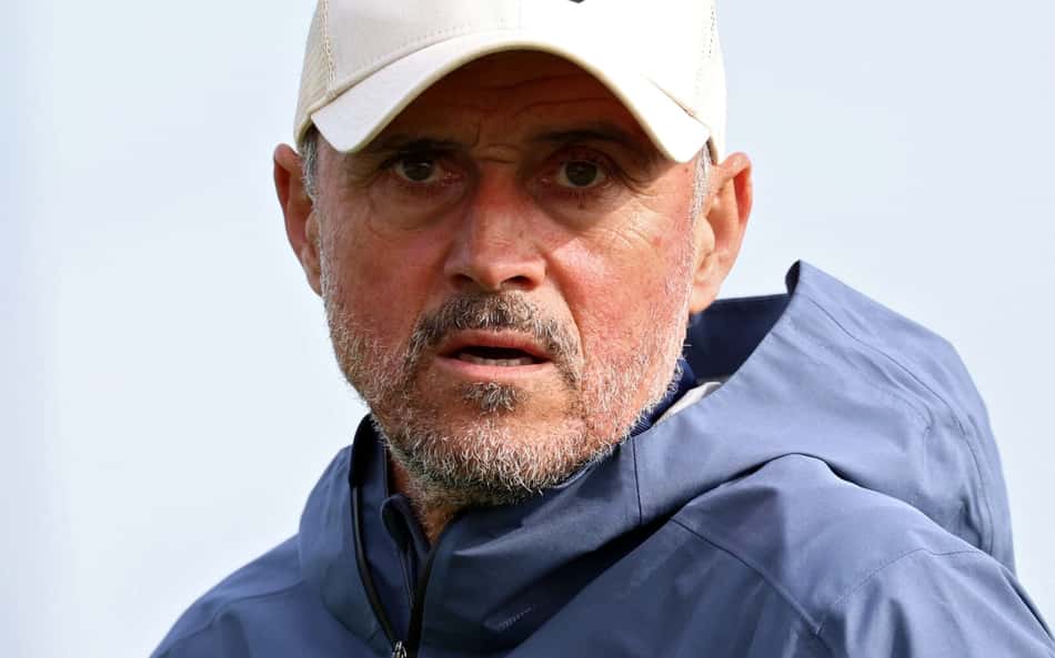 Técnico do PSG, Luis Enrique observa treino na semana da final da Champions League