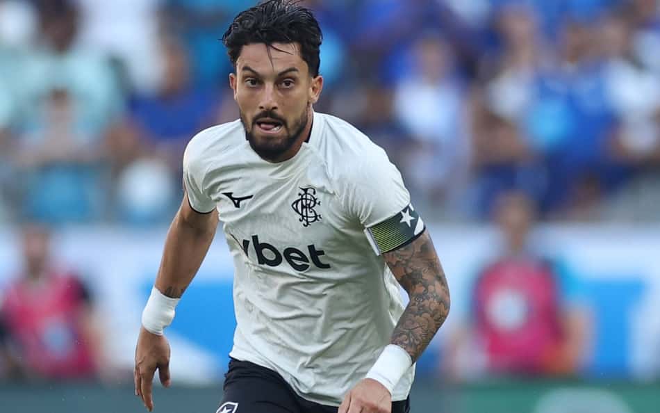 Alex Telles cobrou escanteio que originou gol do Botafogo