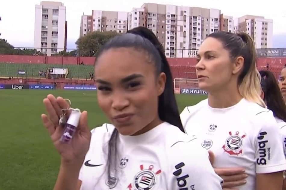 Thaís Regina exibe o produto durante a execução do Hino Nacional antes de Corinthians x Santos
