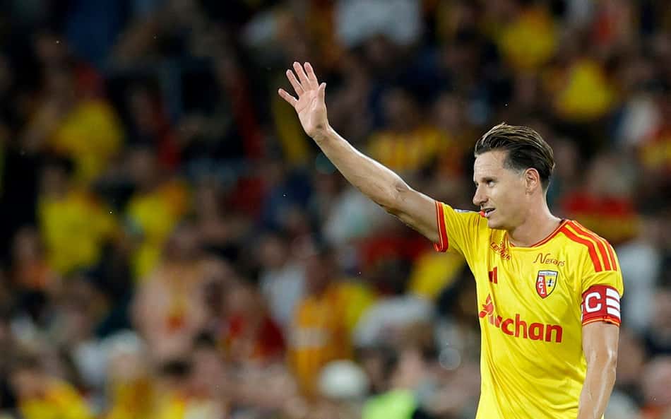 Thauvin comemorando gol com o braço levantado