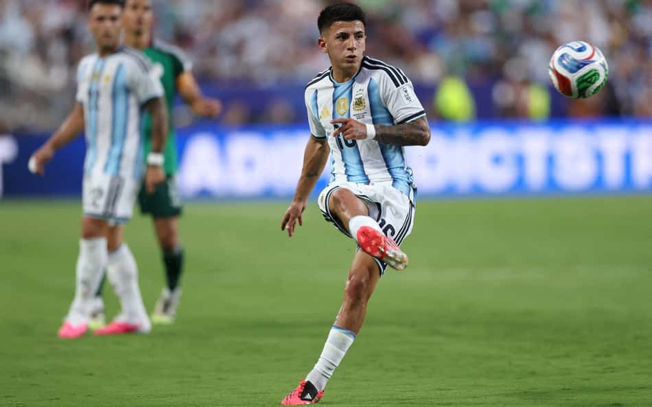 Thiago Almada em ação pela Argentina contra a Argélia na estreia da Copa do Mundo