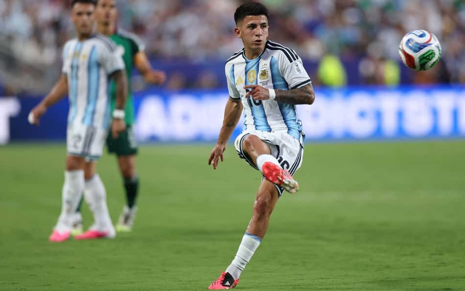 Thiago Almada em ação pela Argentina contra a Argélia na estreia da Copa do Mundo