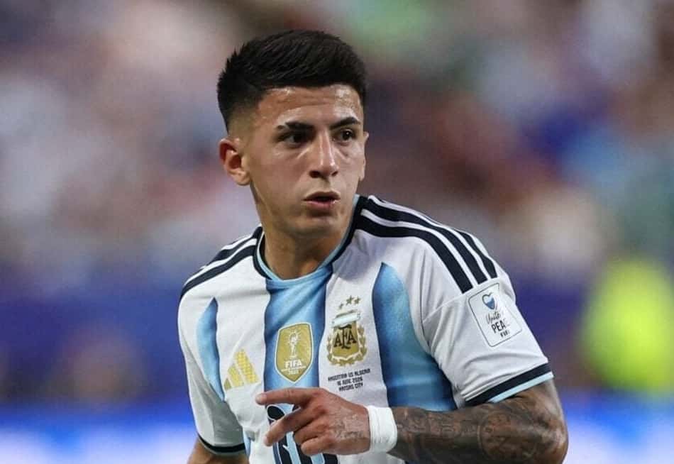 Thiago Almada em ação pela Argentina contra a Argélia na estreia da Copa do Mundo