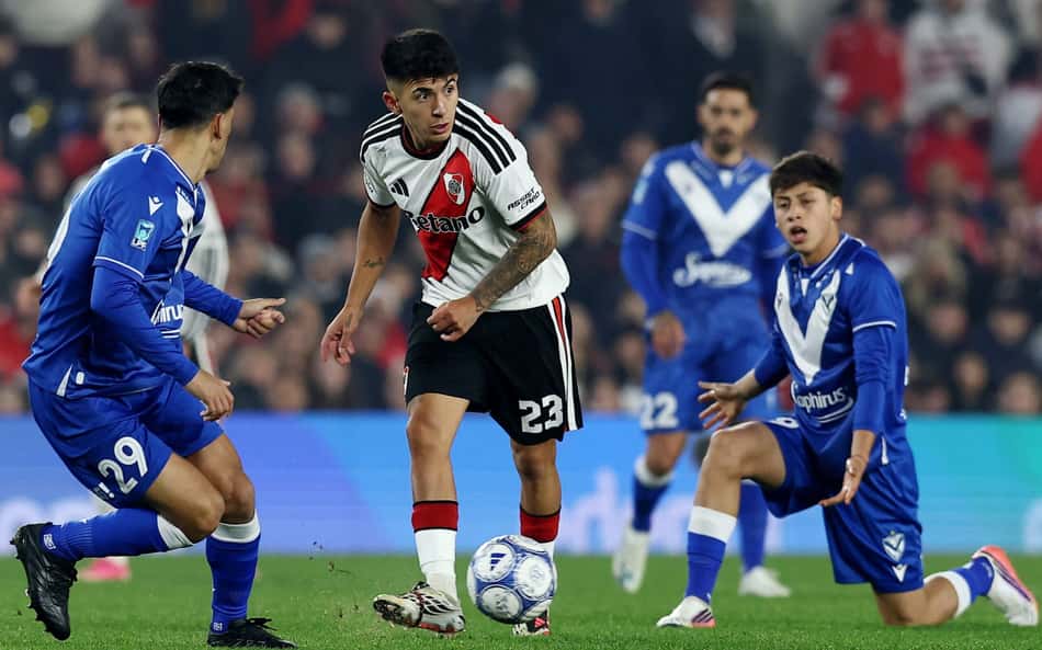 Antigo alvo do Flamengo, Thiago Almada comete erro decisivo pelo River Plate
