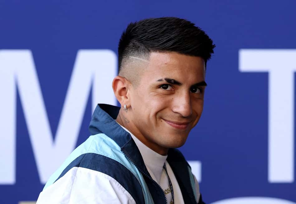 Almada sorrindo