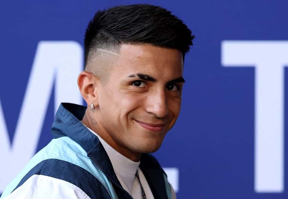 Almada sorrindo