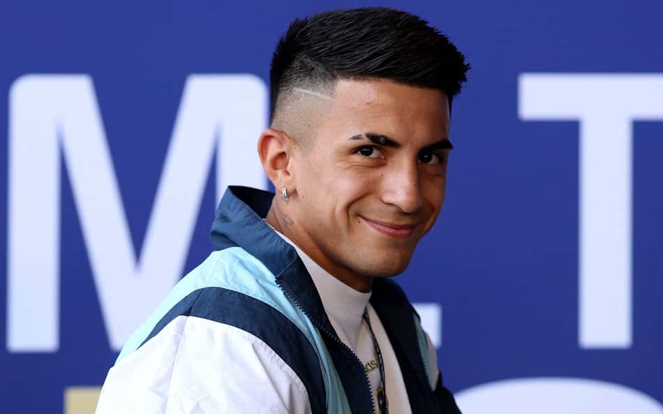 Almada sorrindo