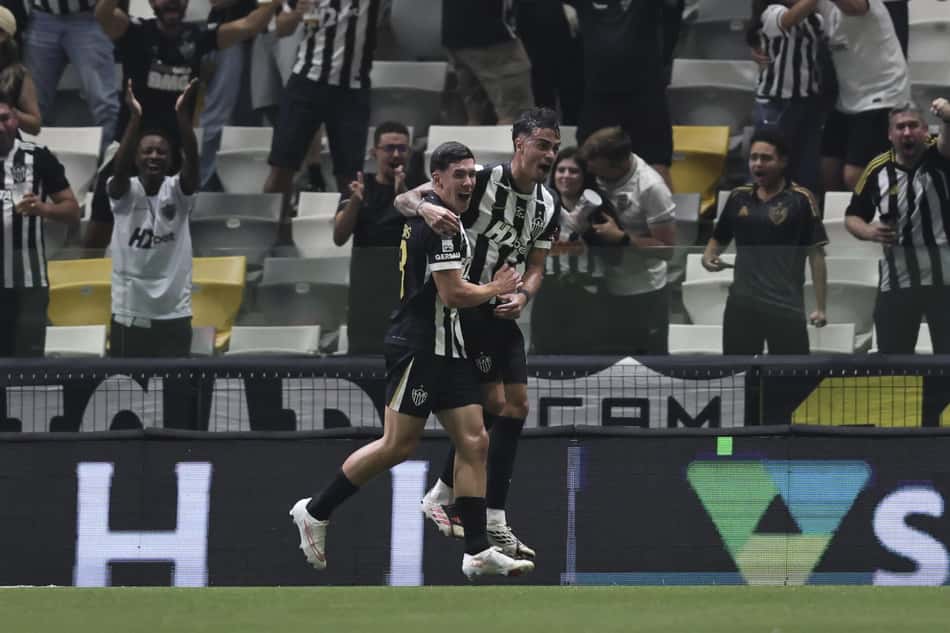 Thiago Borbas e Reinier celebram gol em Atlético x Vitória (Foto: Gilson Lobo/AGIF/Folhapres)