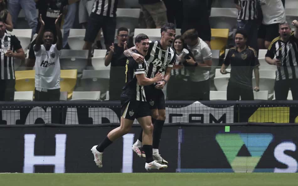 Thiago Borbas e Reinier celebram gol em Atlético x Vitória (Foto: Gilson Lobo/AGIF/Folhapres)