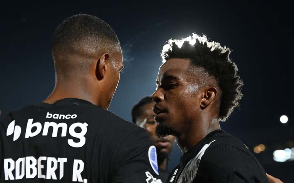 Thiago Mendes comemora gol do Vasco com Robert Renan