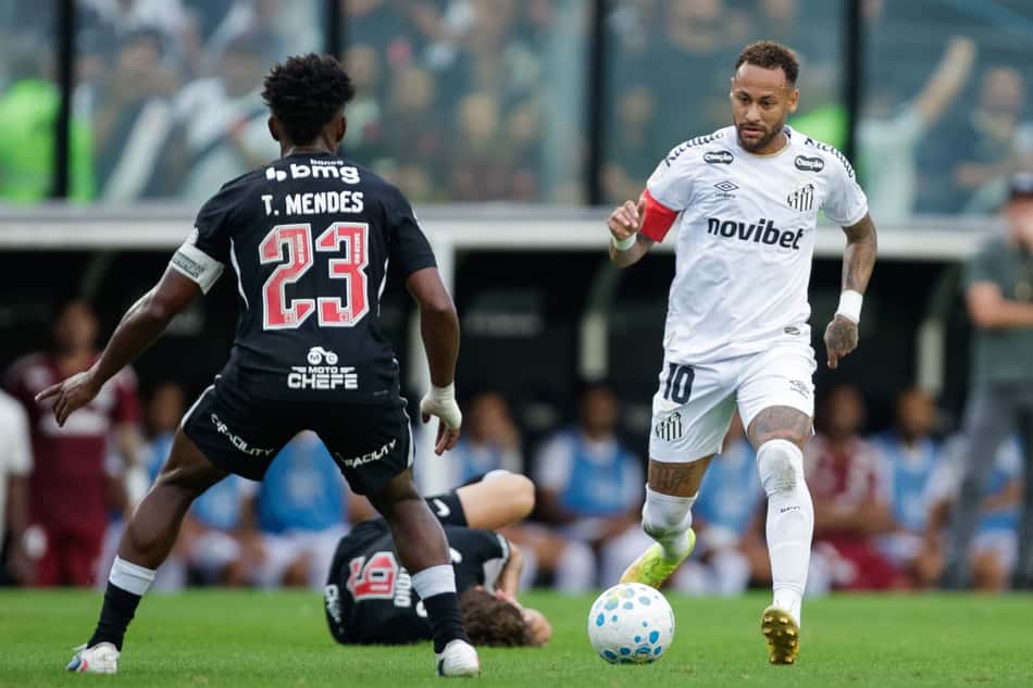 Thiago Mendes e Neymar disputando bola em Santos e Vasco pelo Campeonato Brasileiro