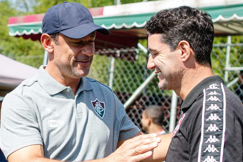 Fred apertando a mão de thiago neves