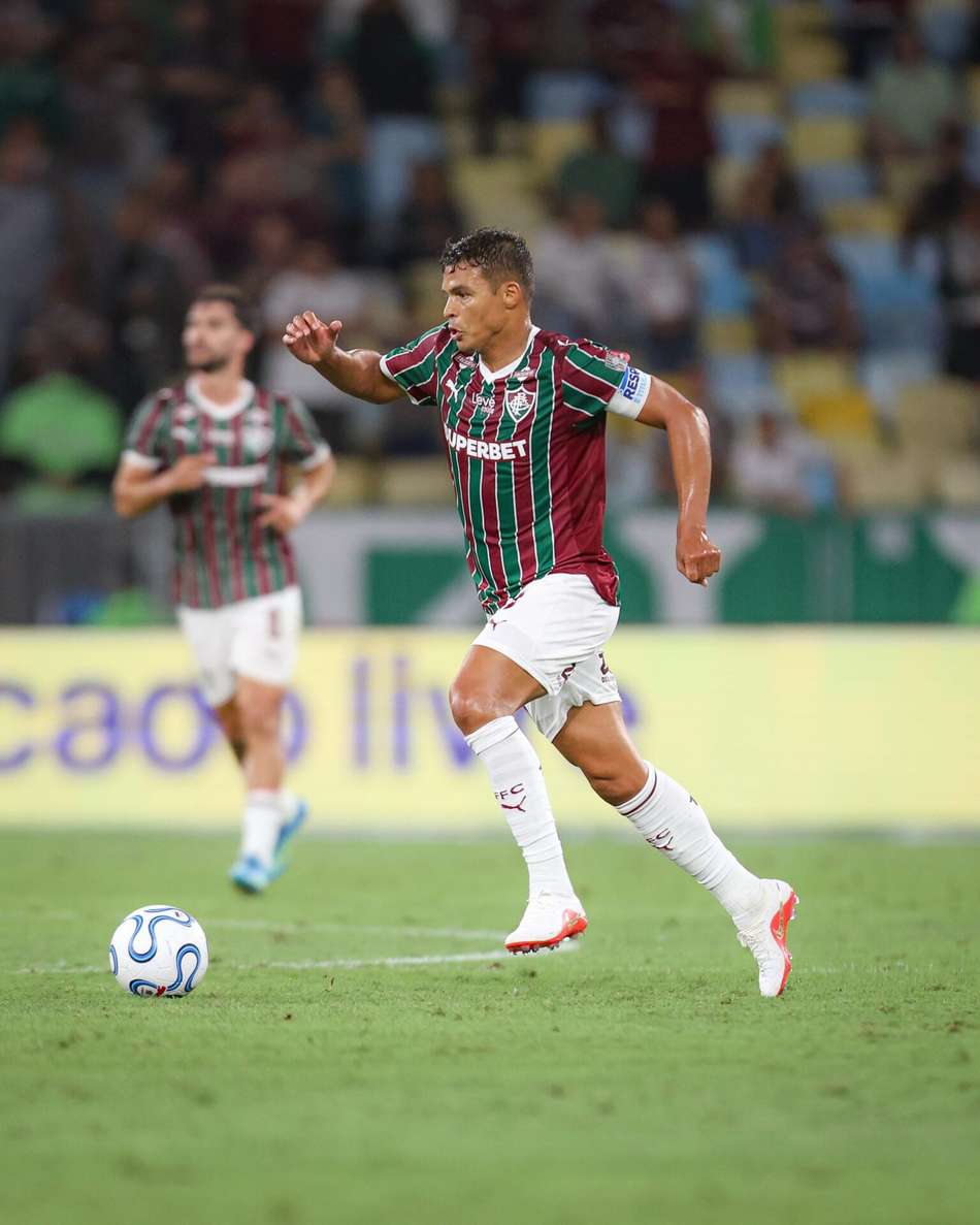 Thiago Silva em ação pelo Fluminense contra o Independiente Rivadavia