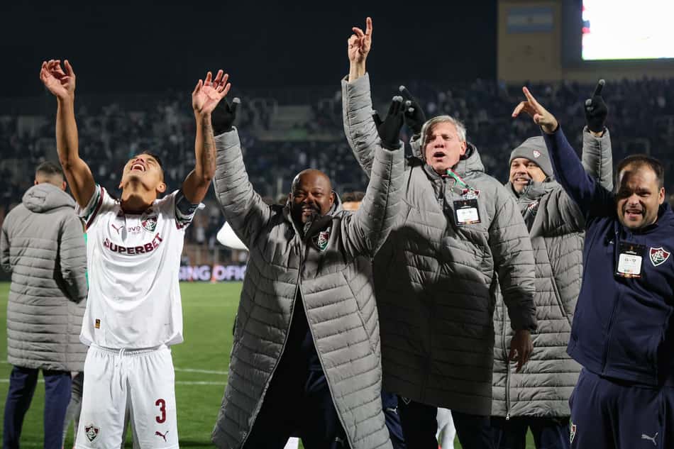 Thiago Silva, Marcão e comissão do Fluminense comemoram classificação contra o Independiente Rivadavia