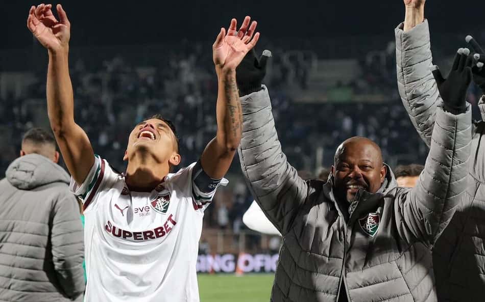 Thiago Silva, Marcão e comissão do Fluminense comemoram classificação contra o Independiente Rivadavia