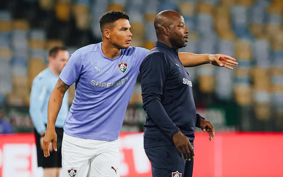 Thiago Silva ao lado de Marcão dando instruções ao time do Fluminense
