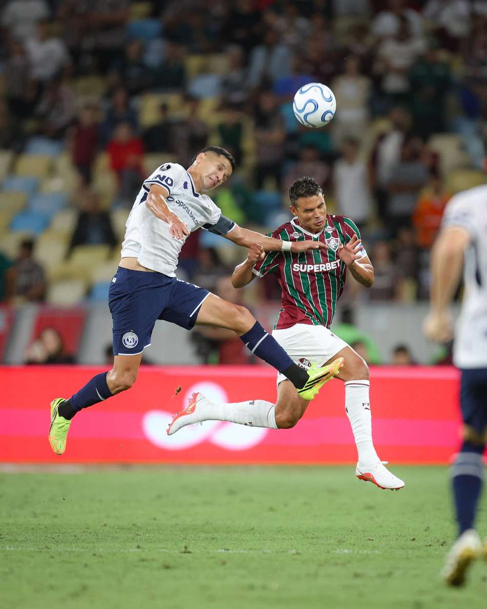Thiago Silva disputa bola com Arce em Fluminense x Independiente Rivadavia