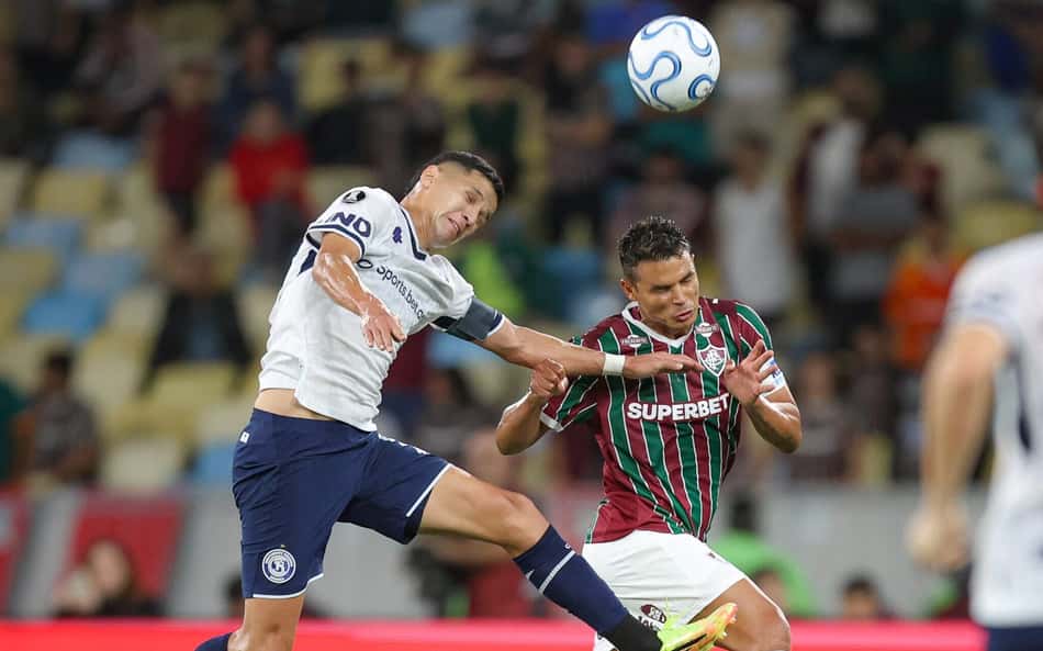 Thiago Silva disputa bola com Arce em Fluminense x Independiente Rivadavia