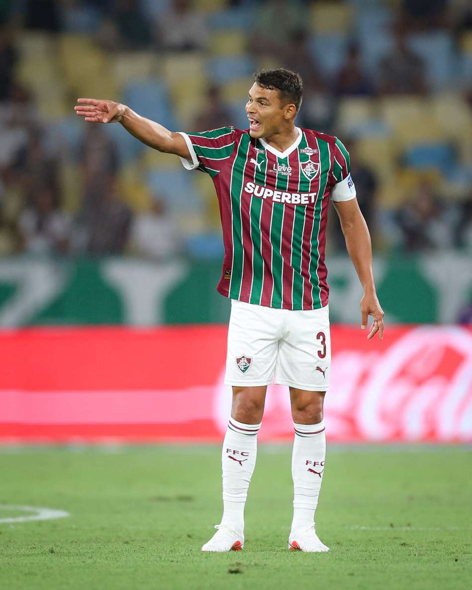 Thiago Silva orienta jogadores do Fluminense em campo