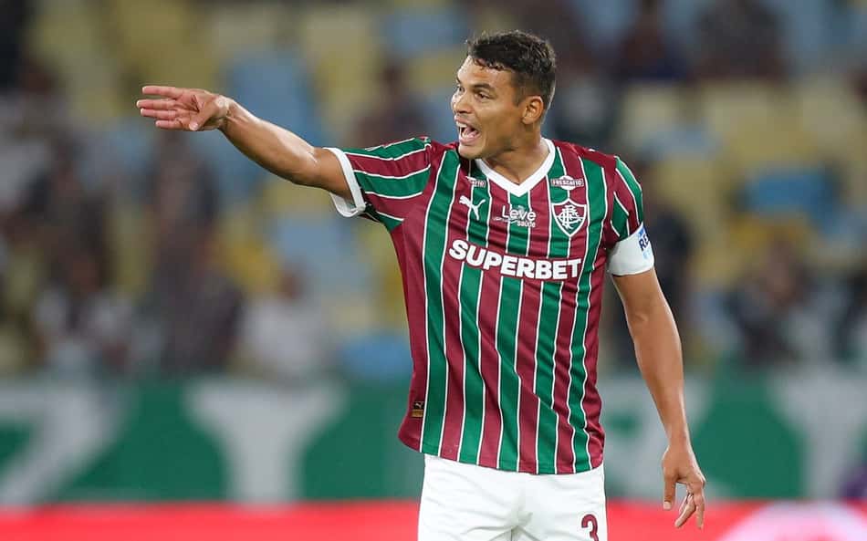Thiago Silva orienta jogadores do Fluminense em campo