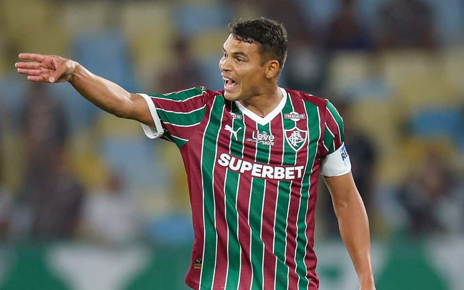 Thiago Silva orienta jogadores do Fluminense em campo