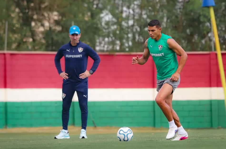 Thiago Silva se recupera de dores na coxa e volta a treinar com o elenco do Fluminense