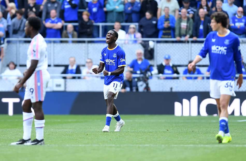 Thierno Barny comemorando o gol marcado no duelo entre Everton e Crystal Palace. 