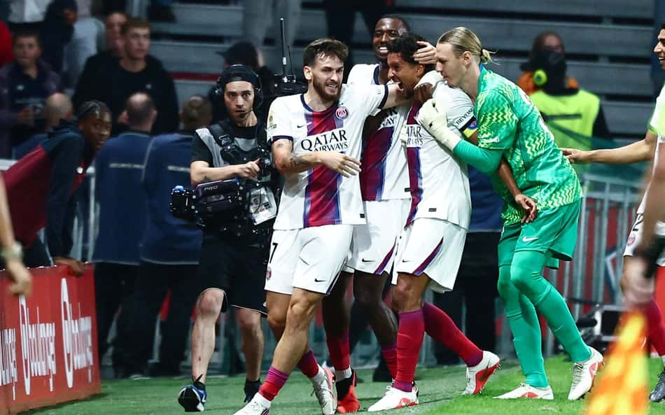 Time do PSG reunido comemorando todos se abraçando