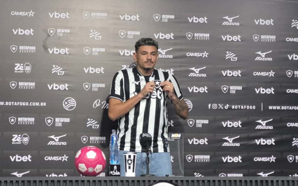 Tiquinho recebe a camisa 9 e celebra retorno ao Botafogo: 'Minha casa'