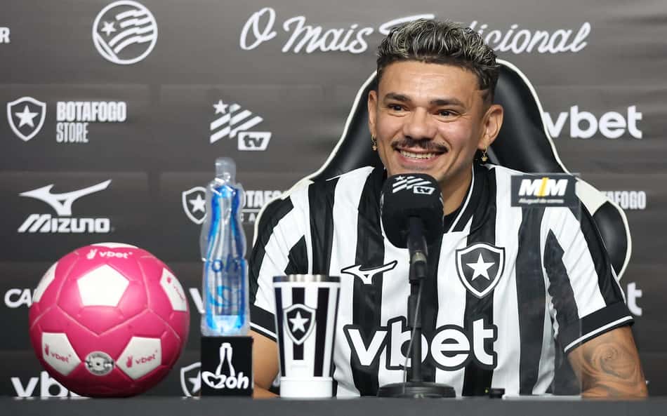 Tiquinho Soares é regularizado e já pode atuar pelo Botafogo