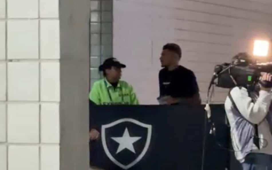 Tiquinho Soares no Nilton Santos para jogo entre Botafogo e Athletico-PR