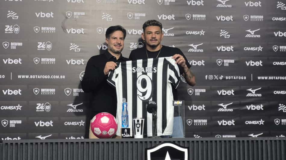 Tiquinho Soares ao lado de Léo Coelho, diretor do Botafogo