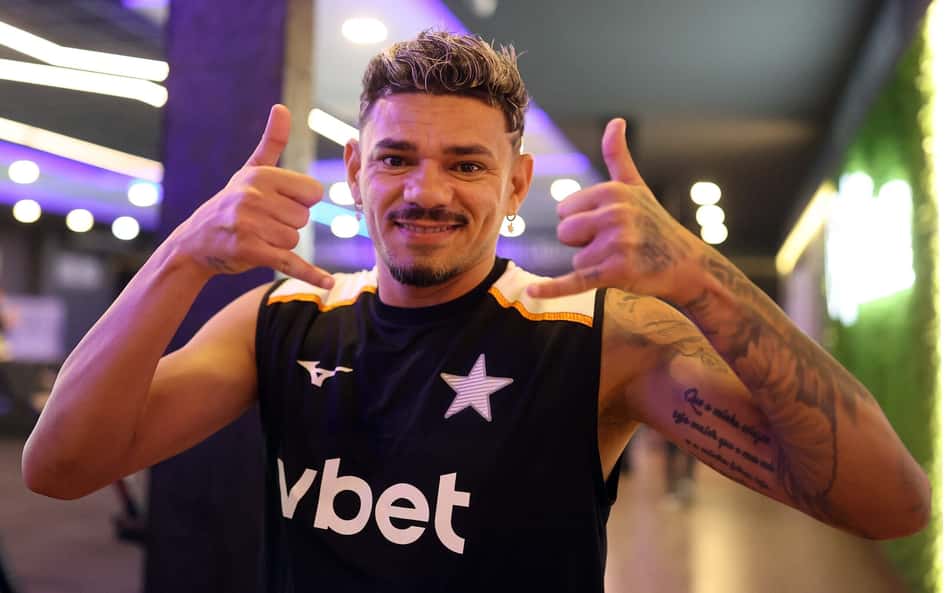 Tiquinho Soares foi anunciado pelo Botafogo