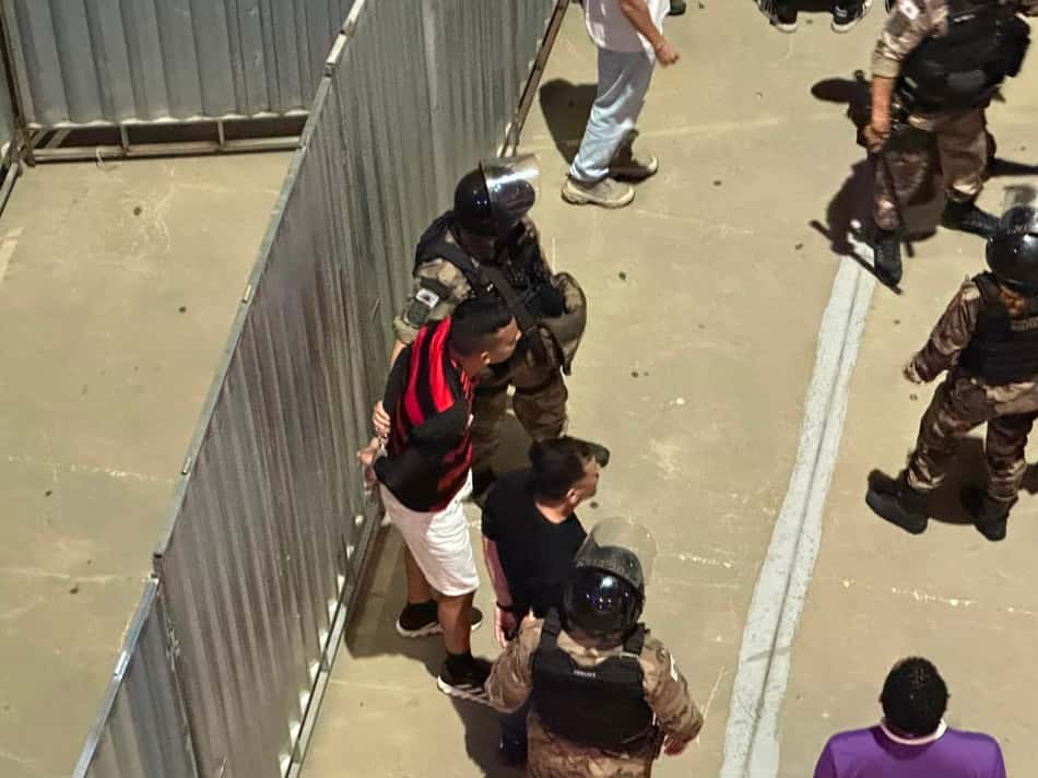 Torcedor do Flamengo algemado durante confusão com a polícia na entrada do Mineirão