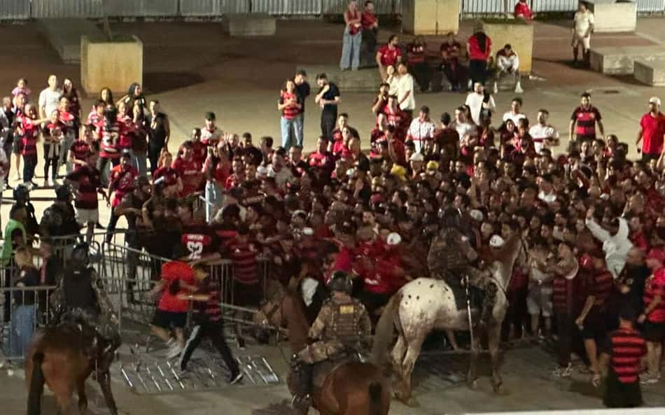Torcedores do Flamengo entram em confronto com a Polícia Militar no acesso ao Mineirão Cruzeiro