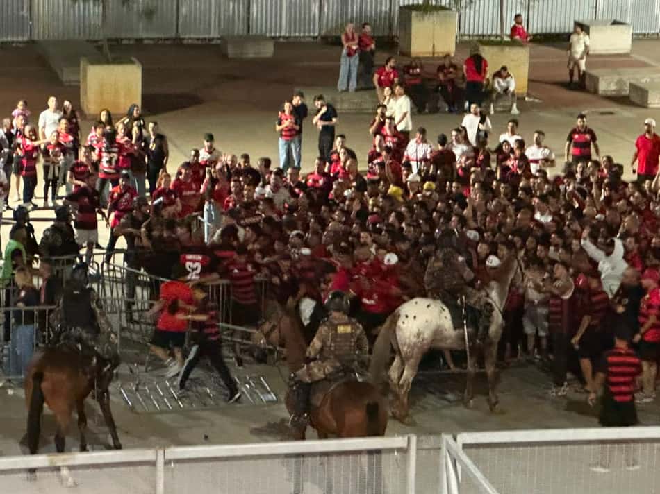 Torcedores do Flamengo entram em confronto com a Polícia Militar no acesso ao Mineirão Cruzeiro