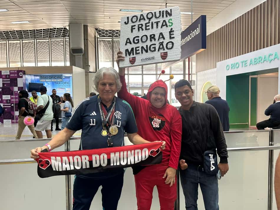 Torcedores do Flamengo recebem Joaquím Freitas no aeroporto do Galeão no Rio de Janeiro